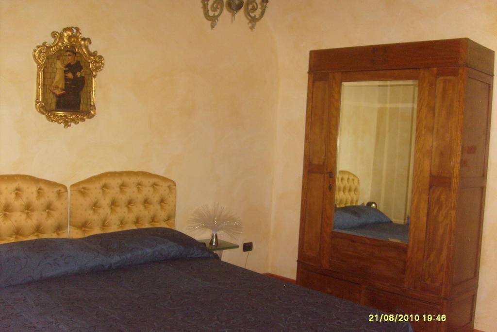 B&B Carolina Plebiscito R. Νάπολη Δωμάτιο φωτογραφία