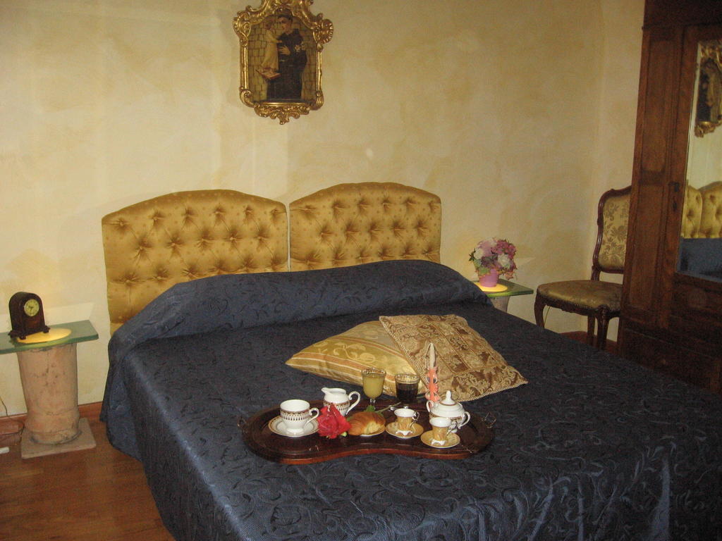 B&B Carolina Plebiscito R. Νάπολη Δωμάτιο φωτογραφία